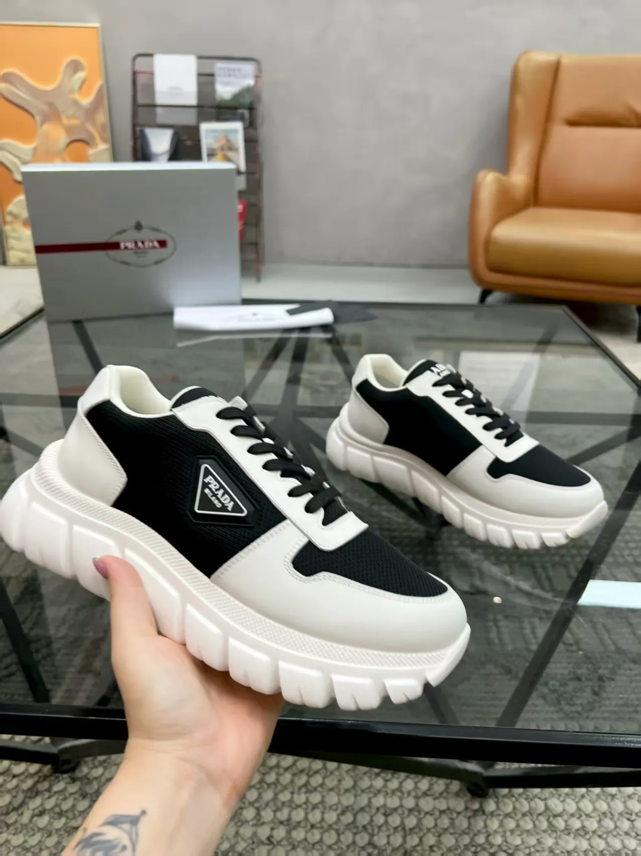 P420 Yuan 38-45 Prada Prada’s new men’s genuine leather sneakers, the highest version on the market, any comparison is welcome🆚! The original leather has excellent texture and is super high-end! Fetal sheep net lining imported from Italy, removable pad! Luxurious materials and fine workmanship, highly recommended!